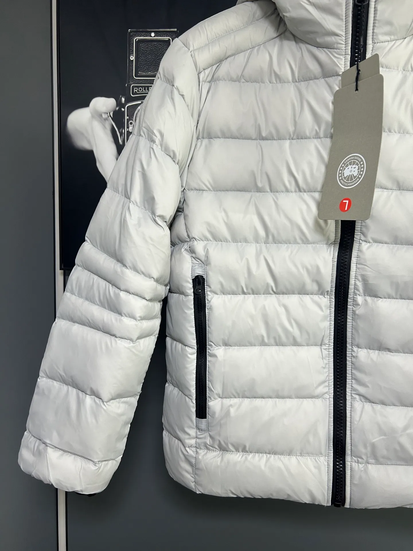 P660 CANADA GOOSE Canada Goose Crofton solid color hooded zipper outdoor warm rib down jacket 90 down filling 750 fill power Tajima embroidery white duck down short lightweight hooded down jacket jacket small zipper pocket on the chest side for storing things The Thorium AR hooded model is versatile, durable and warm. It can be used as a mid-layer in winter and winter, or worn alone. It can also be easily worn with hard-shell clothing in cold environments.     The fabric has been improved with AratoTM30 nylon fabric with fine texture, which is super warm and very wear-resistant. It is also treated with DWR, which can effectively prevent water and moisture.     DownCompositeMapping zone filling technology can reasonably allocate down insulation and synthetic insulation areas. The simple design of StormHoodM is made of synthetic insulation materials. Zippered hand pockets, inner zipper pockets. Combination of technology and technology. Lightweight and warm. Three-dimensional tailoring. Hooded design. Complete three-label accessories. What you see is what you get. Same style for men and women. Color: off-white. Size: M-3XL.